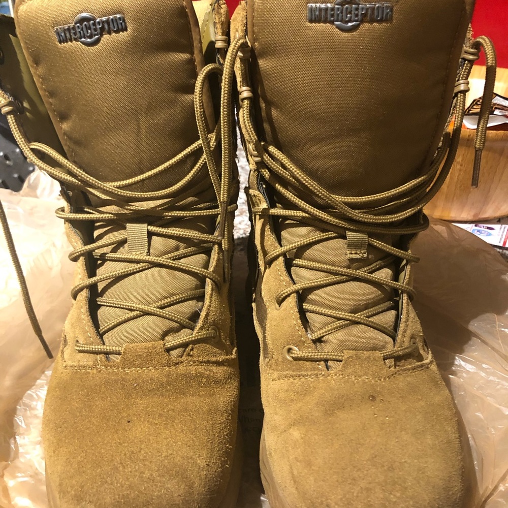 Botas militares color tan para hombre o para mujer, poco uso.